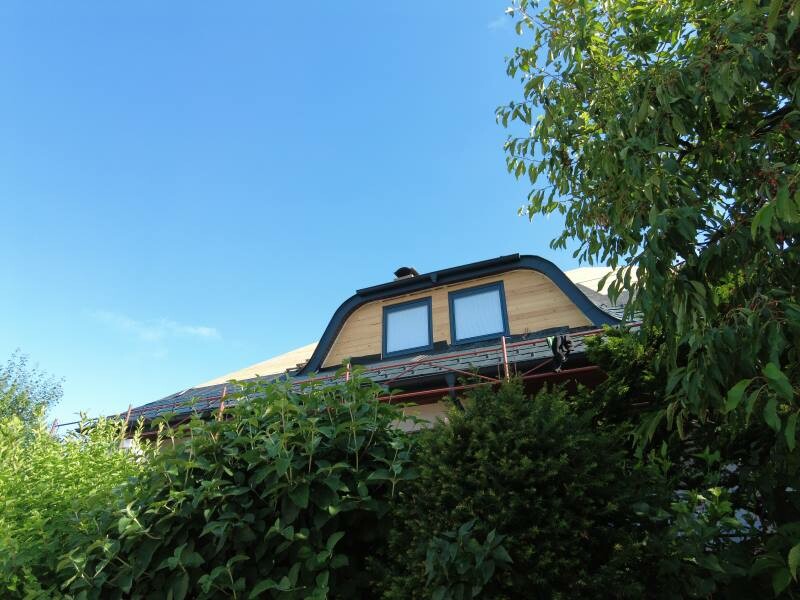 Frontale Ansicht des Hauses, das eine Hechtgaube zeigt. Für die Dachsanierung wurde die Dachschindel DS.19 in P.10 Anthrazit verwendet.