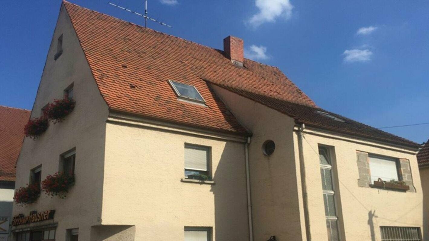 Haus vor der Dachsanierung mit der PREFA Dachplatte