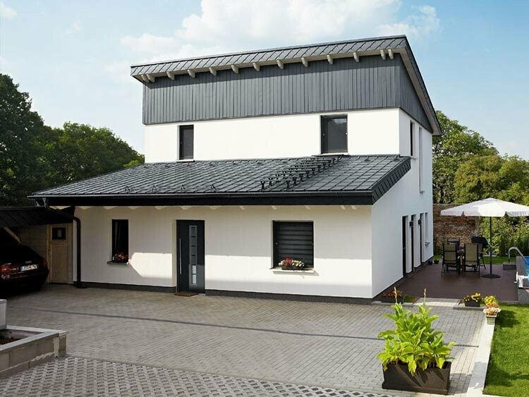 Einfamilienhaus in Potsdam, Deutschland: Zwei versetzt angeordnete Pultdächer, realisiert mit PREFA Dachplatte