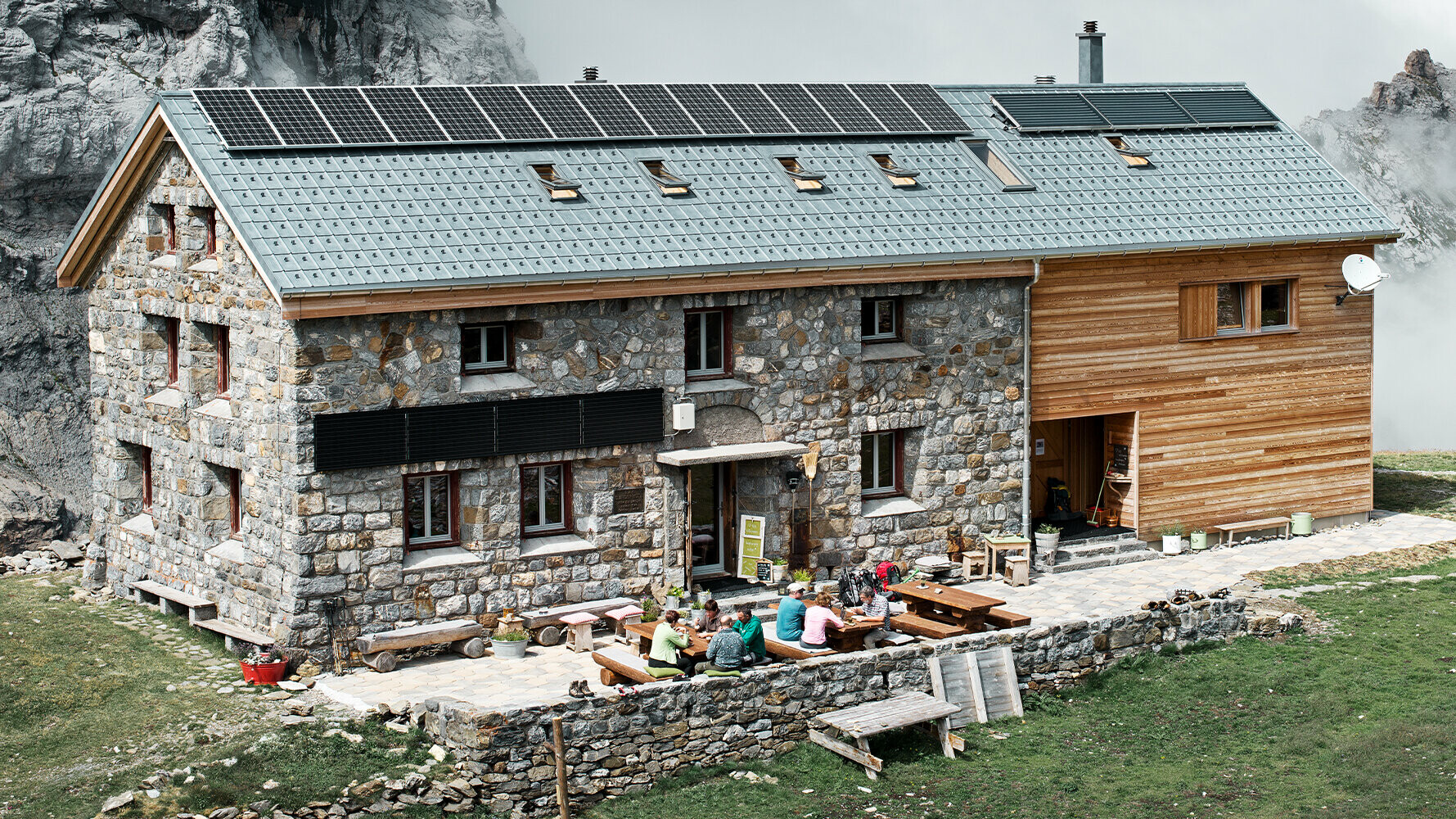 Die Schweizer Claridenhütte liegt auf über 2000 Metern und wurde eingedeckt mit PREFA Dachplatten in P.10 Steingrau