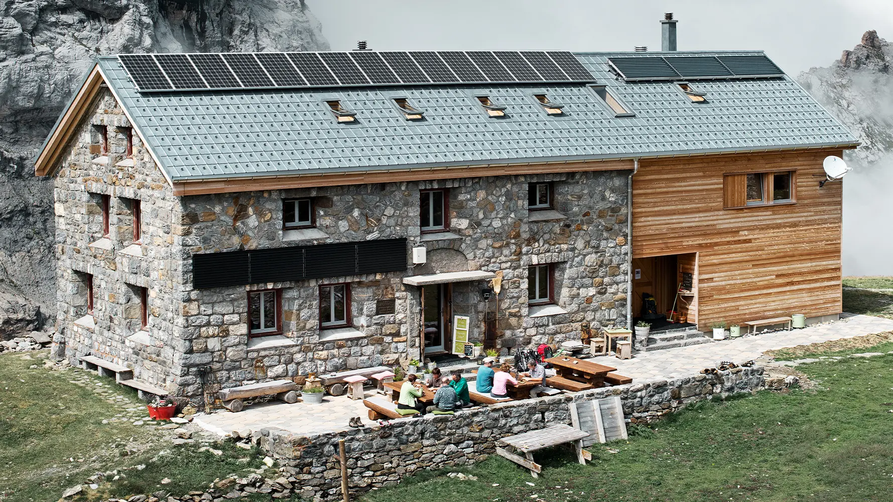 Die Schweizer Claridenhütte liegt auf über 2000 Metern und wurde eingedeckt mit PREFA Dachplatten in P.10 Steingrau