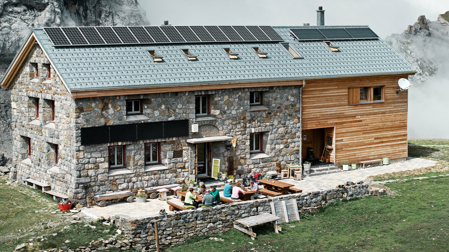 Die Schweizer Claridenhütte liegt auf über 2000 Metern und wurde eingedeckt mit PREFA Dachplatten in P.10 Steingrau