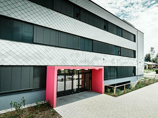 Schule in Deutschland mit PREFA Wandrauten an der Fassade