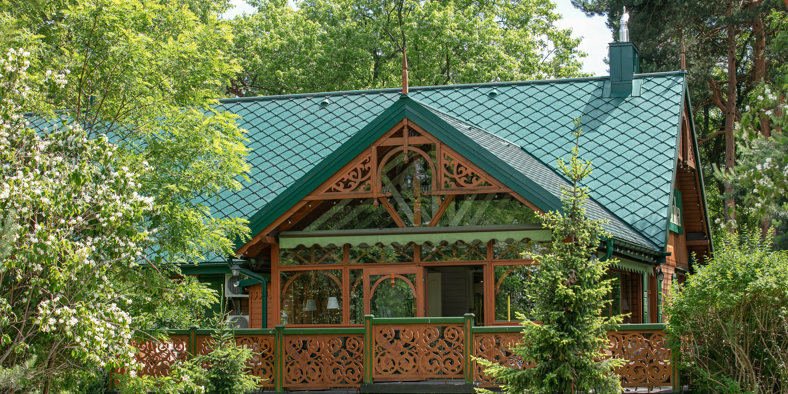Cukiernia Sosenka mit PREFA Dachraute 44 × 44 sowie Ablaufrohr und Hängerinne in Moosgrün