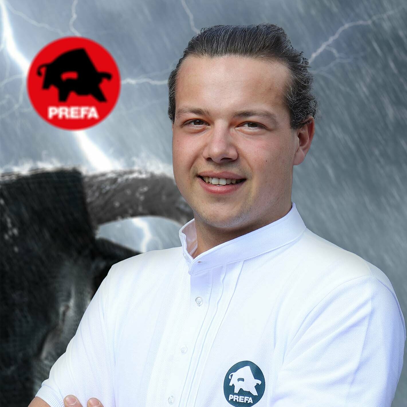 Anwendungstechniker Julius Plewe. Im Hintergrund ist der PREFA Regenstier. 