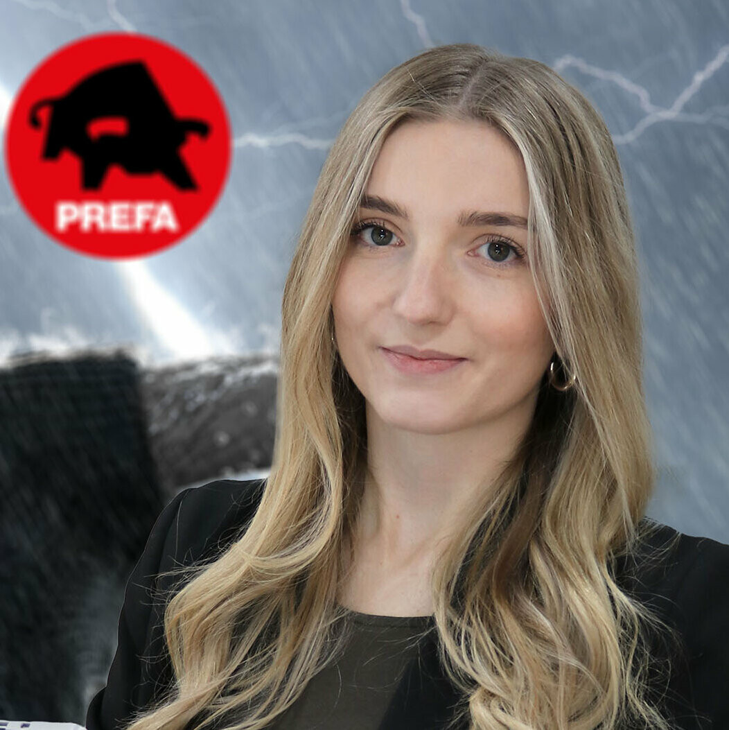 PREFA Marketing Mitarbeiterin Nataly Matthiess vor dem PREFA Stier