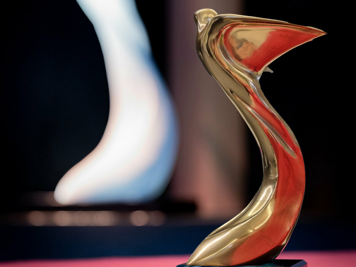 Hier sieht man den goldenen Phönix. Das ist der Architects Darling Award für den 1. Platz (goldene Auszeichnung). Er steht auf dem roten Teppich bei der Preisverleihungs-Gala in Celle (Niedersachsen).