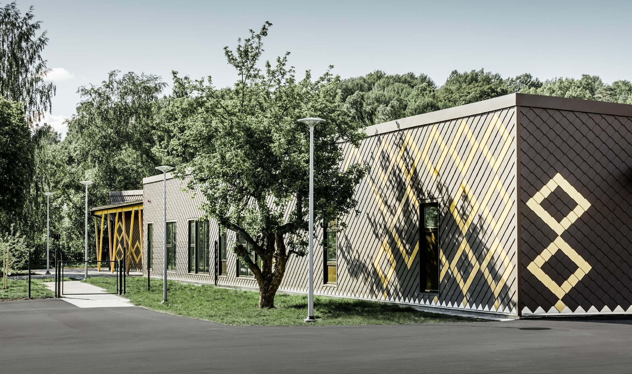 Die Vorschule in Stockholm wurde mit der robusten Alufassade von PREFA verkleidet. Die Rauten in den Farben braun und mayagold ergeben ein interessantes Muster.