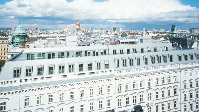 Denkmalgeschütztes Hotel Sacher in Wien mit neuem Dach und neuer Fassade von PREFA in den Farben Zinkgrau und Silbermetallic.