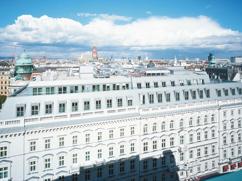 Denkmalgeschütztes Hotel Sacher in Wien mit neuem Dach und neuer Fassade von PREFA in den Farben Zinkgrau und Silbermetallic.