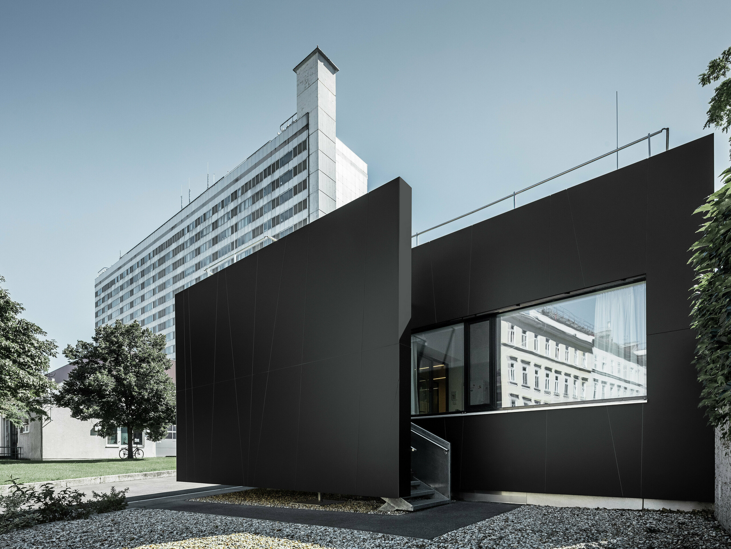 Frontalansicht der zentralen Notaufnahme der Klinik Landstraße in der Juchsgasse in Wien wurde mit PREFABOND Aluminium Verbundplatten in der Farbe schwarzgrau verkleidet.