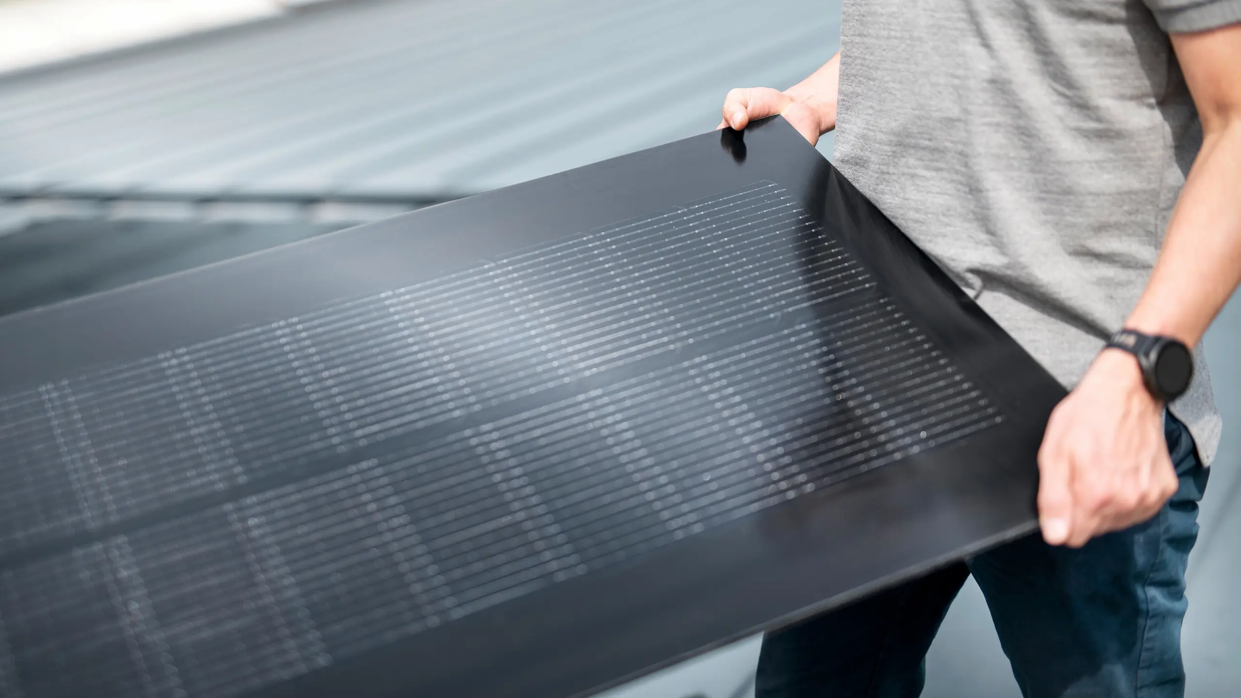 PREFALZ Solarmodul in schwarzer Farbe für PREFALZ Bahnen mit einer Breite von 500 und 650 mm.