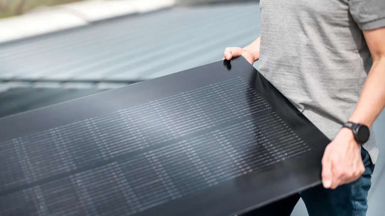 PREFALZ Solarmodul in schwarzer Farbe für PREFALZ Bahnen mit einer Breite von 500 und 650 mm.