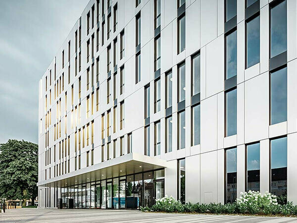 Mehrstöckiges Bürogebäude Clara & Robert in Düsseldorf mit der Aluminium Verbundplatte in naturaluminium gebürstet