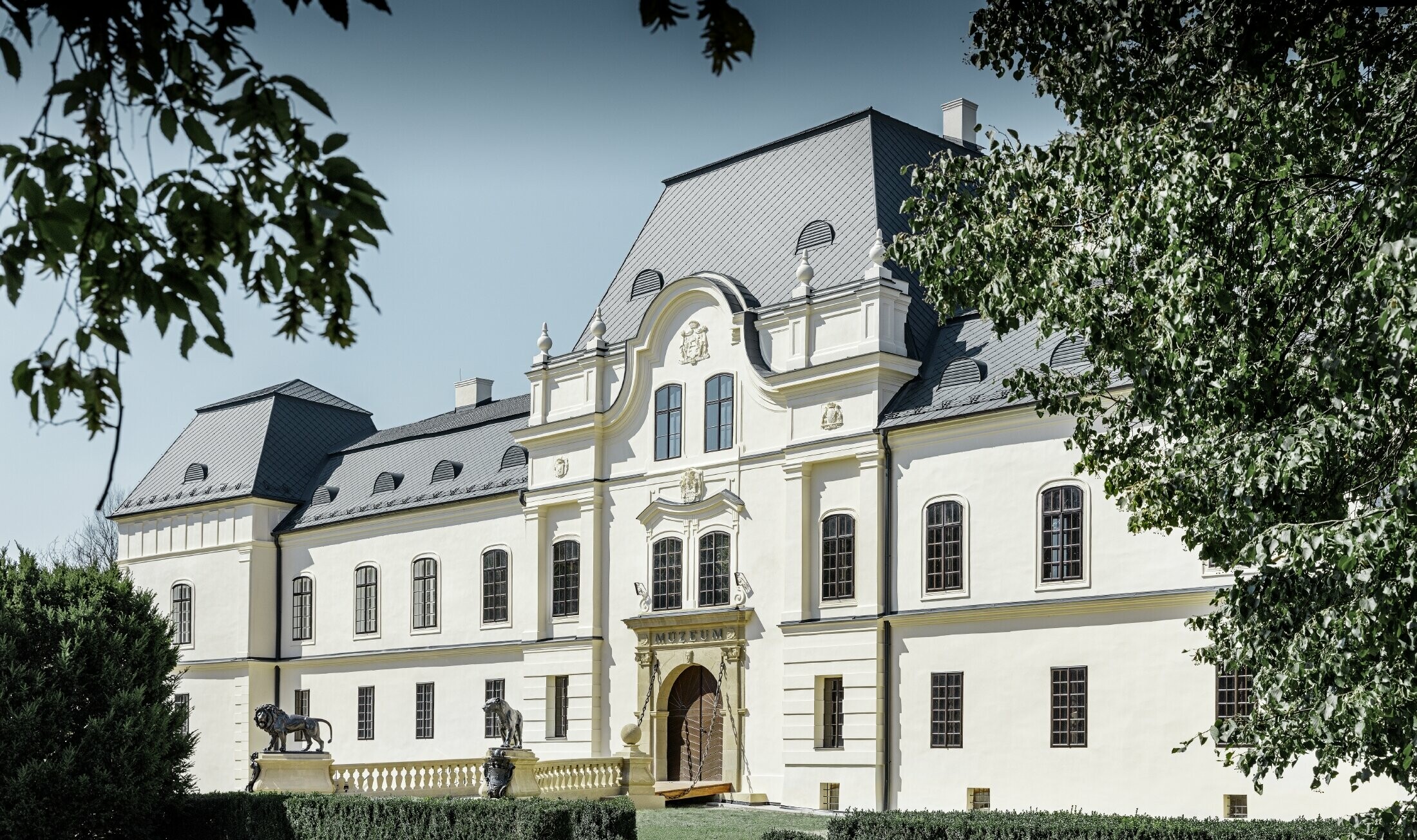 Schloss Humenné ist im Stil der Renaissance gebaut und wurde mit der PREFA Dachraute in anthrazit neu eingedeckt