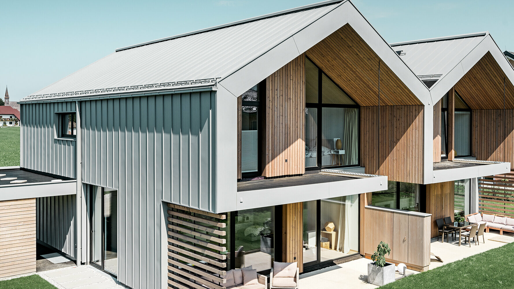 Einfamilienhaus mit PREFALZ Dacheindeckung und Fassadenverkleidung in der Farbe Patina Grau