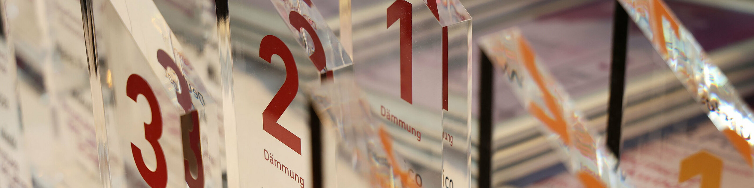Trophäen der Dachbaumagazin-Preisverleihung 2025 für die Kategorie "Dämmung".
