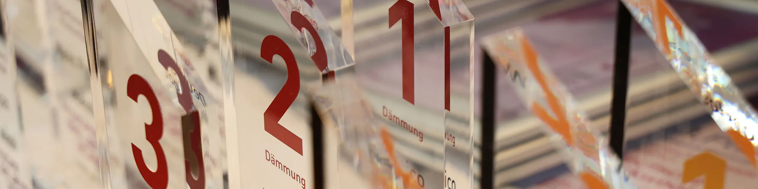 Trophäen der Dachbaumagazin-Preisverleihung 2025 für die Kategorie "Dämmung".