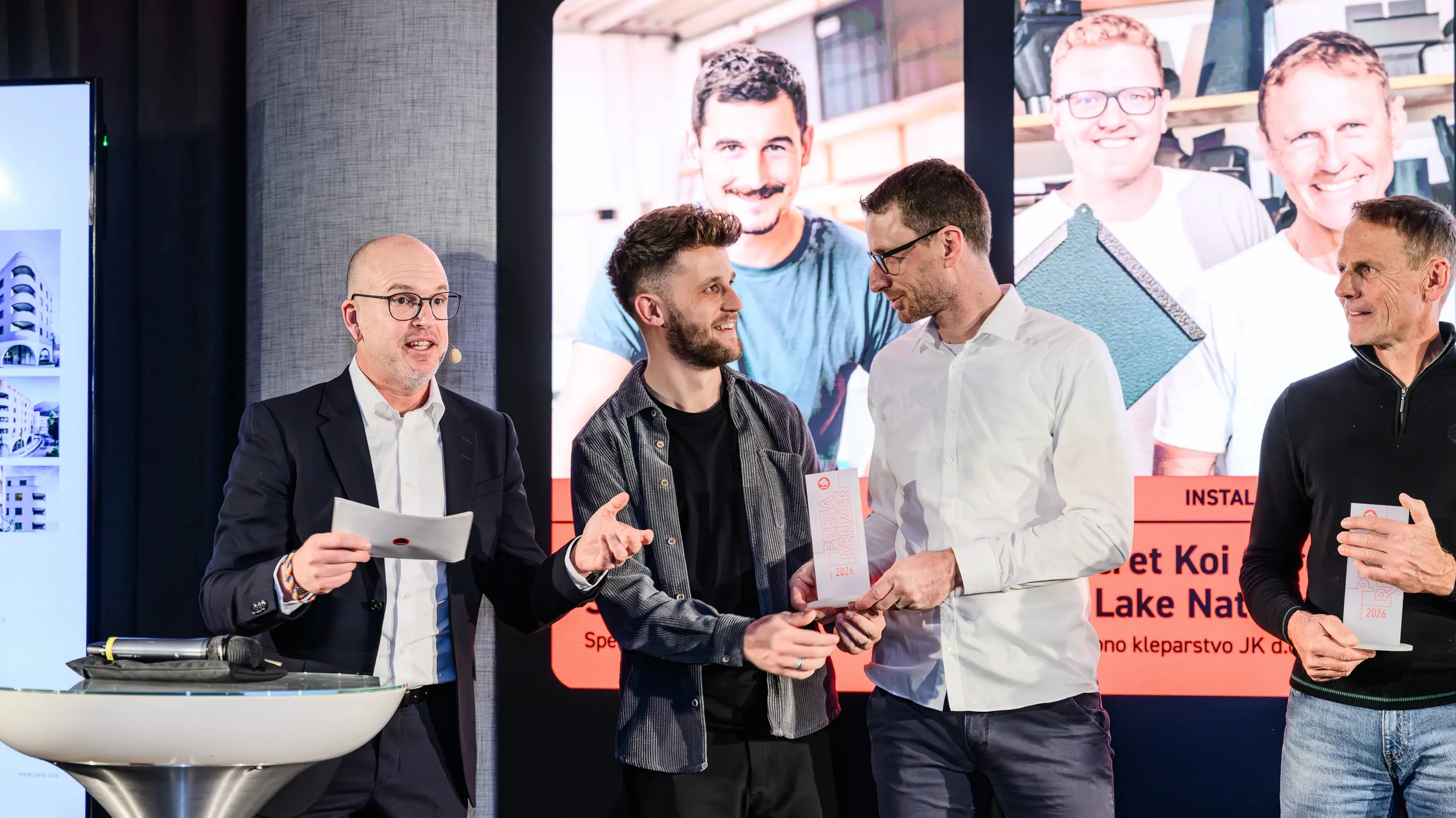Ein ausgezeichneter Moment bei der Präsentation der PREFARENZEN 2026 im k47.wien: Die Preisträger werden für ihre kreativen und technisch überzeugenden Projekte mit PREFA-Aluminiumprodukten geehrt. Die Auszeichnung steht für Innovationskraft, Handwerkskunst und architektonische Exzellenz. Die Veranstaltung zeigt, wie PREFA Inspiration und Anerkennung schafft – für all jene, die mit Leidenschaft, Qualität und Design neue Maßstäbe in der Architektur setzen möchten.