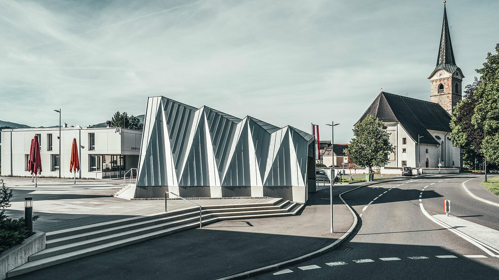 Seitenansicht des Musikpavillons in Richtung der Kirche von Kirchdorf