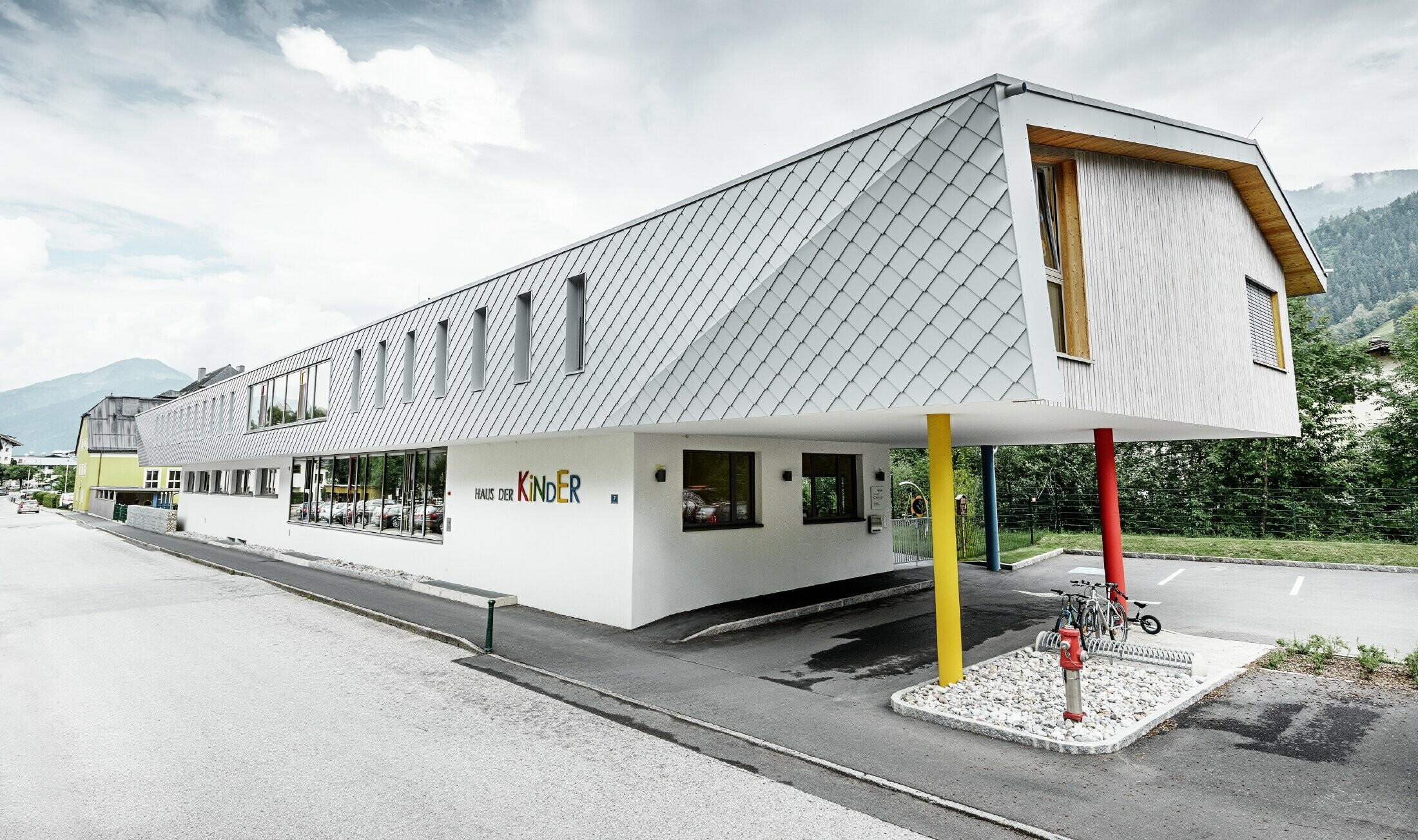 neu gebauter Kindergarten in Kaprun mit einer modernen Aluminium Fassade mit der PREFA Wandraute in prefaweiss