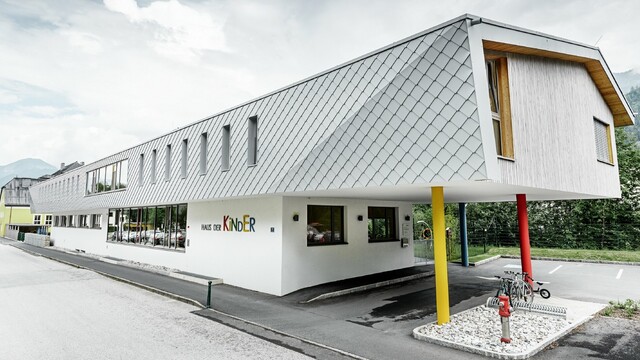 neu gebauter Kindergarten in Kaprun mit einer modernen Aluminium Fassade mit der PREFA Wandraute in prefaweiss