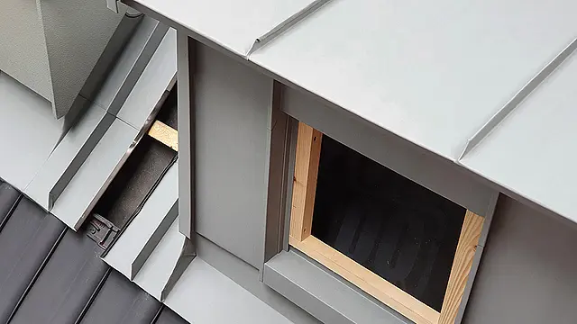 Anschlüsse, Bekleidung an Gaube und Kamin (3 Tage)